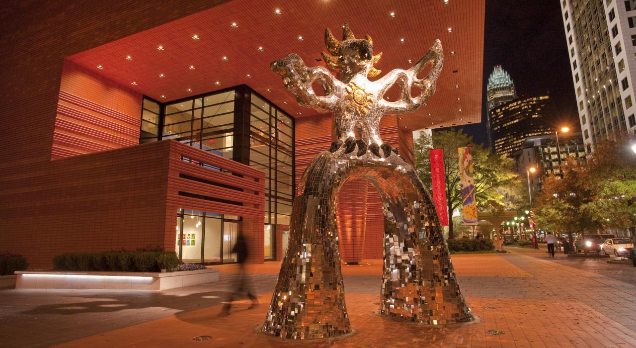 北卡羅萊納州夏洛特的貝特勒現代藝術博物館外，一座火鳥雕像