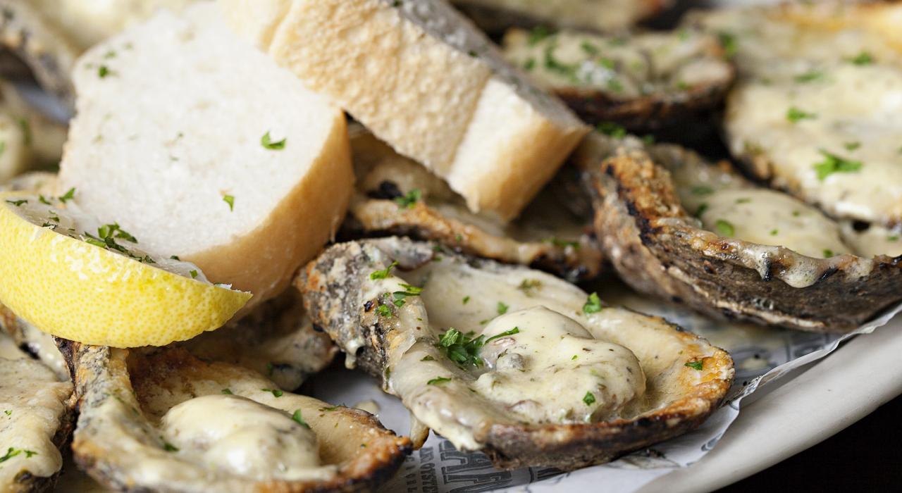 路易斯安那州紐奧良鮮美的帶殼牡蠣