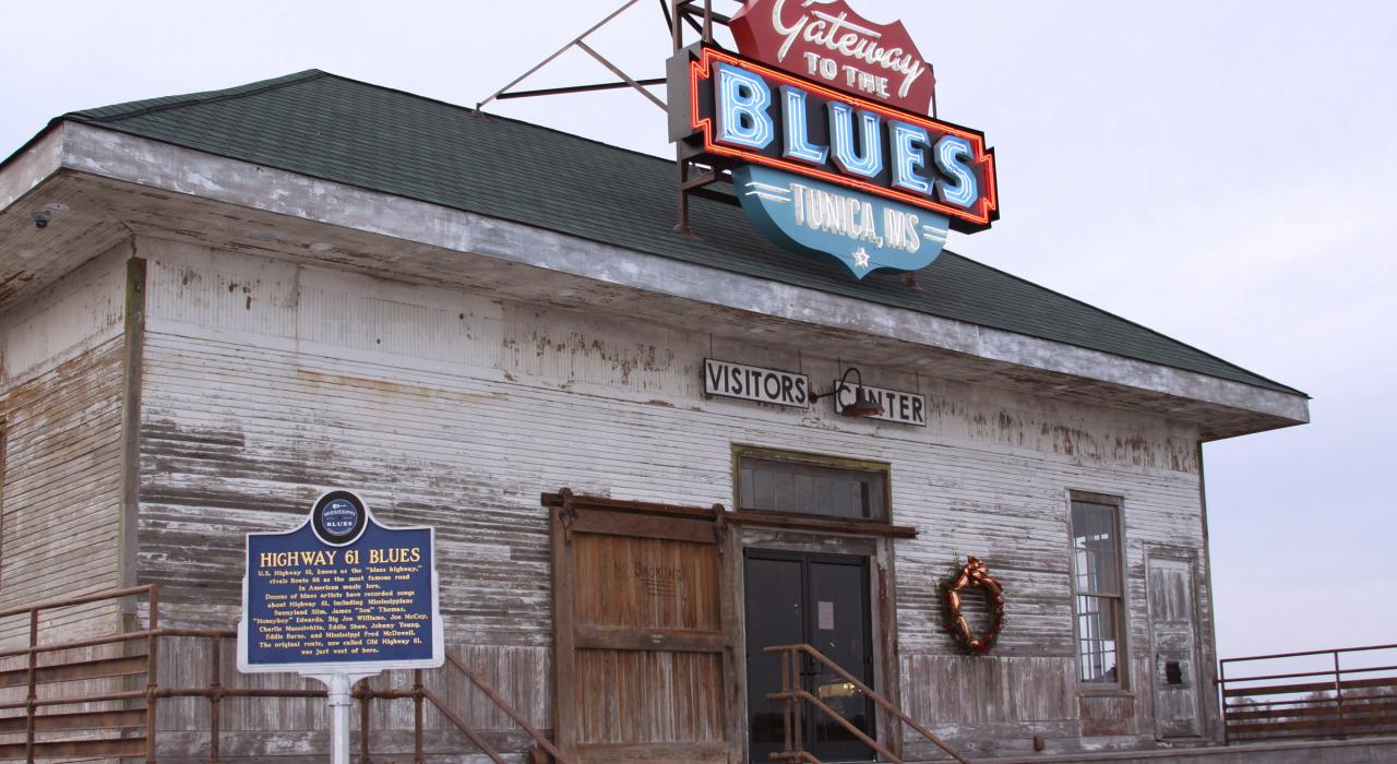 密西西比洲蒂尼卡的藍調之門博物館前方設有 61 號公路指示牌