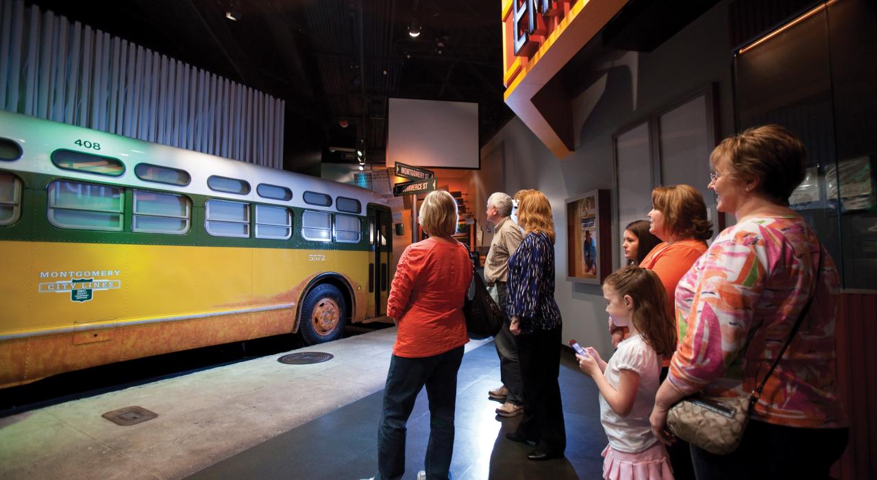 在阿拉巴馬州蒙哥馬利的羅莎帕克斯博物館，體驗拒搭公車運動的激情