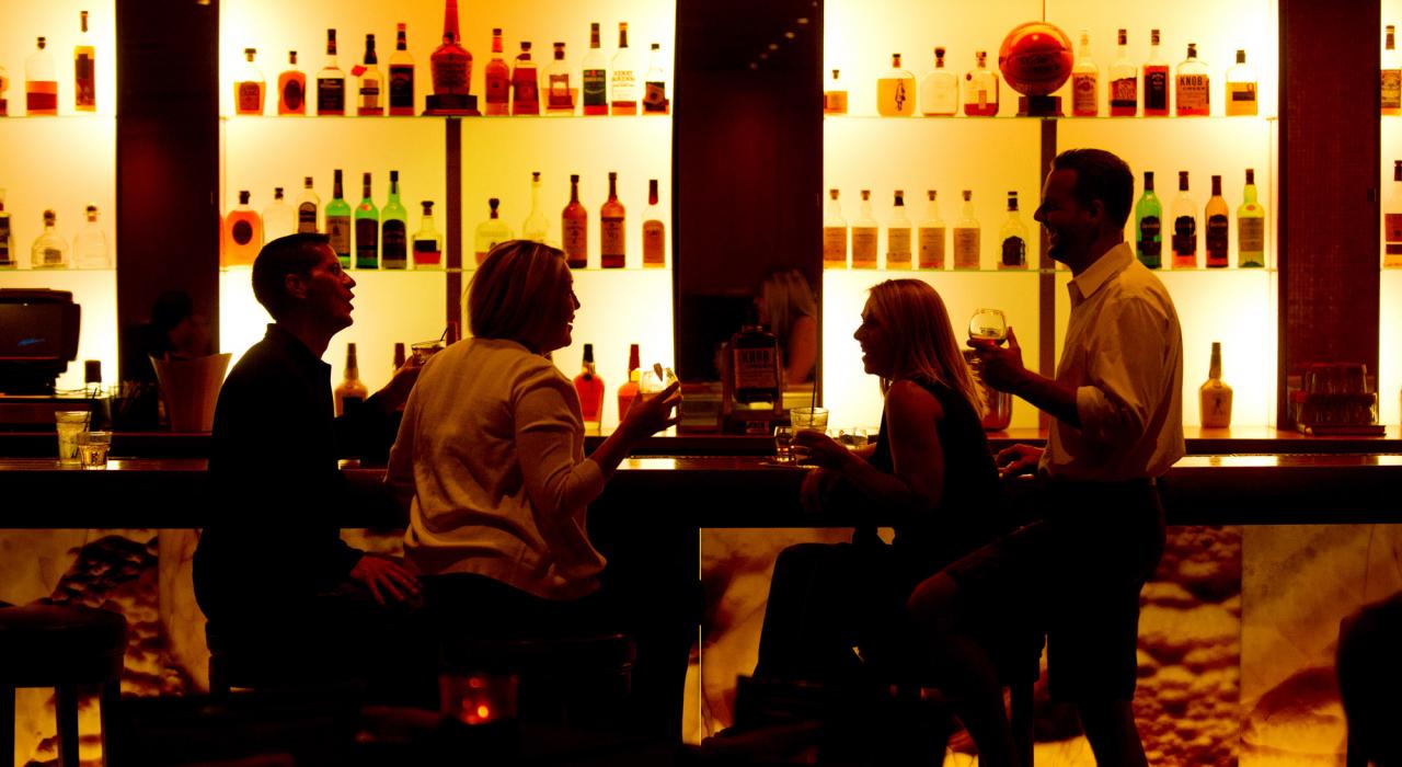 在肯塔基州路易斯維爾的美格酒廠 (Maker’s Mark Bourbon House & Lounge) 品啜美酒