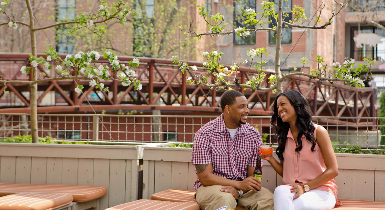 JCT Kitchen 的樓上酒吧，可觀賞喬治亞州亞特蘭大的天際線美景