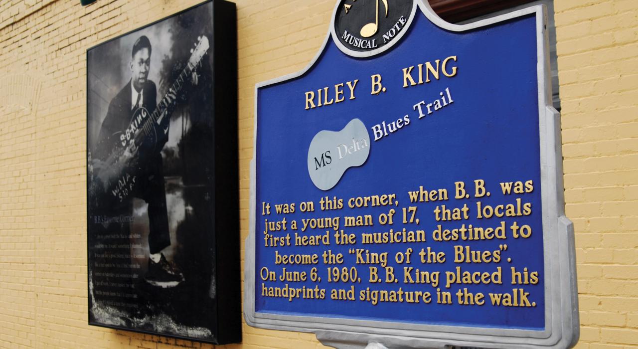 沿著密西西比藍調之路行駛，可在密西西比州印第安諾拉看到比比金指示牌