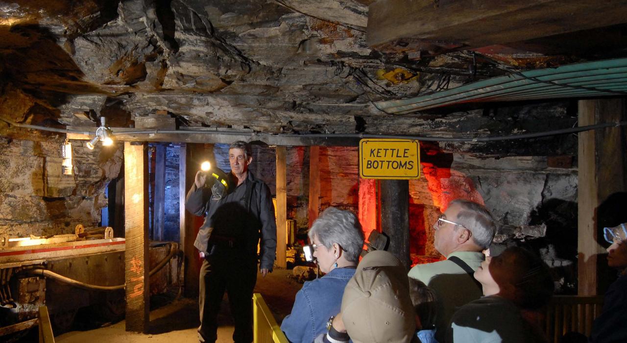 來到西維吉尼亞州的貝克利煤礦展，資深礦工帶領遊客參觀地下礦坑