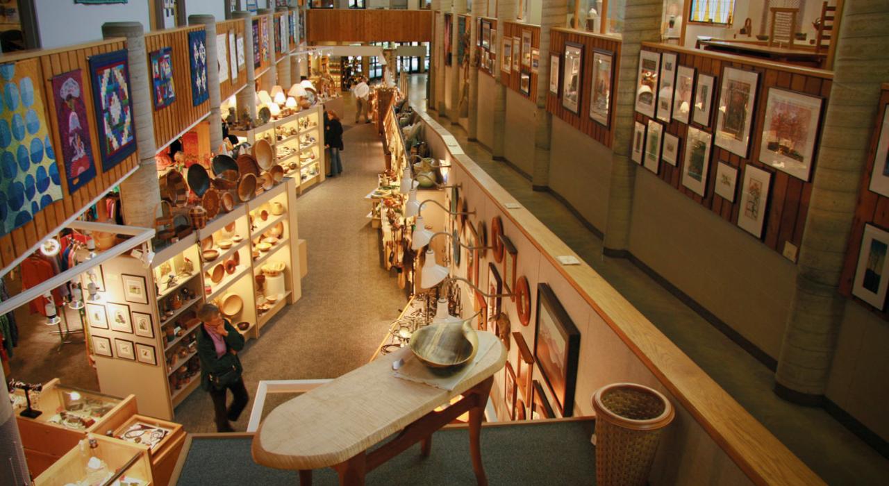 前往北卡羅萊納州阿什維爾的民間藝術中心，參觀琳瑯滿目的傳統與當代手工藝品