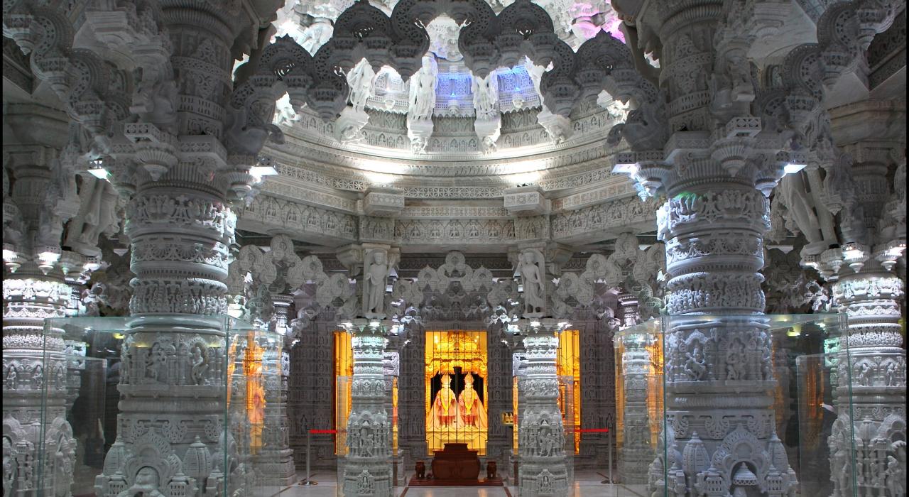 在 BAPS 精美的神廟內部