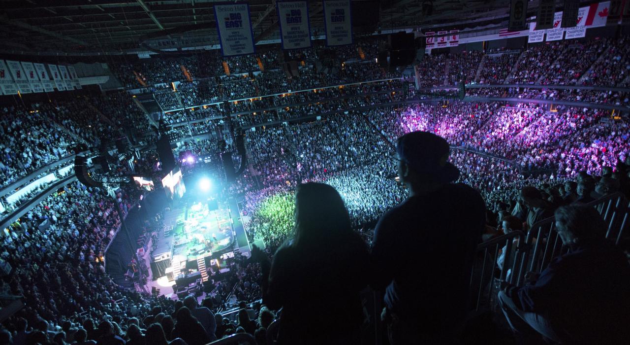 在保德信中心往下看布魯斯‧史普林斯汀演唱會