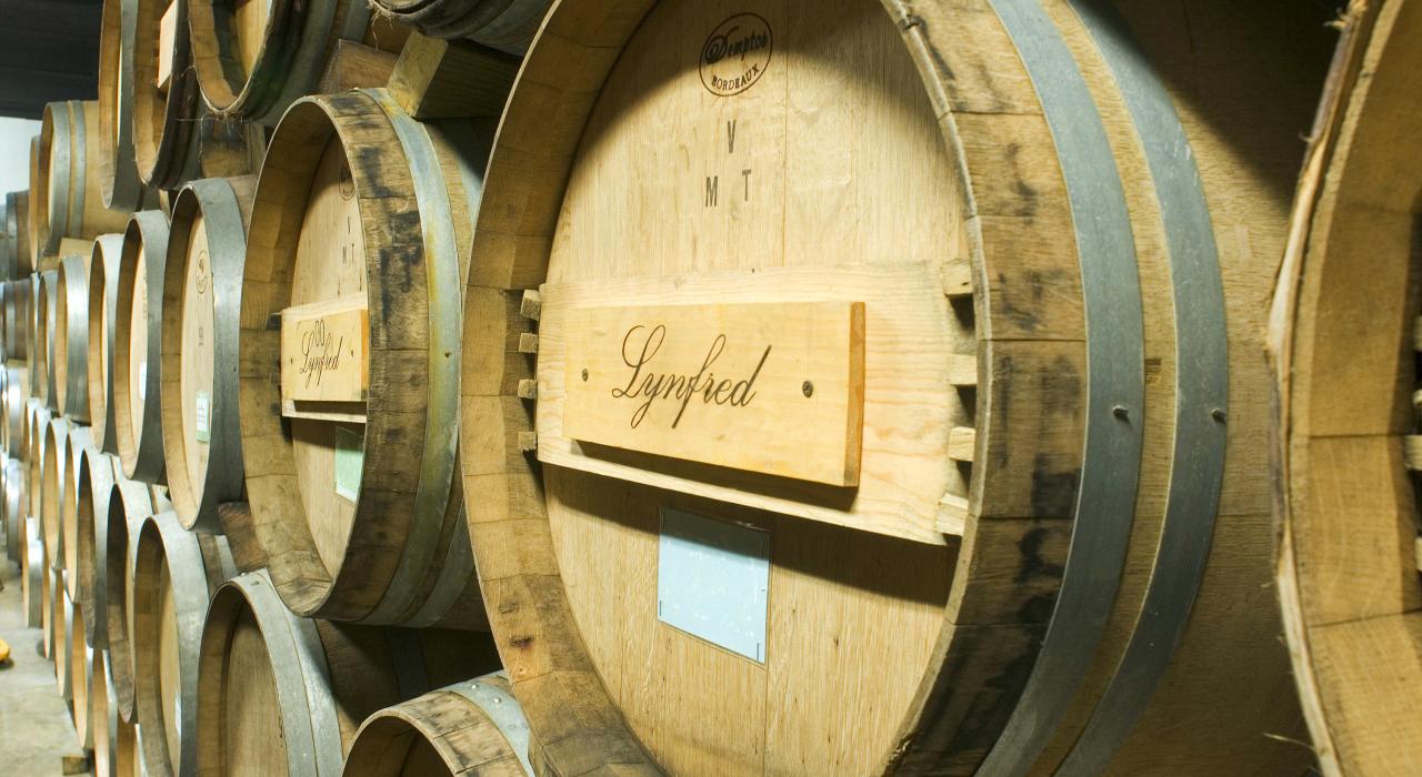 當地最古老的寧弗瑞德酒莊中的橡木桶