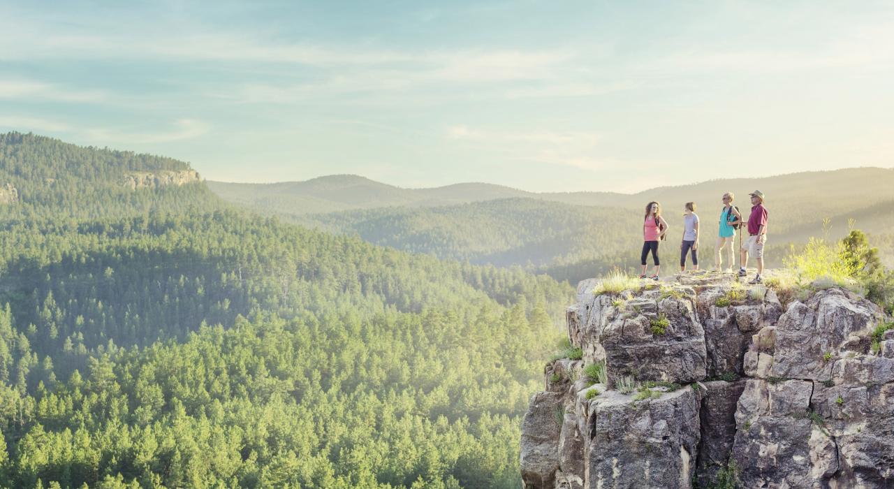 從黑山的墜岩上環顧四周鄉間壯麗美景