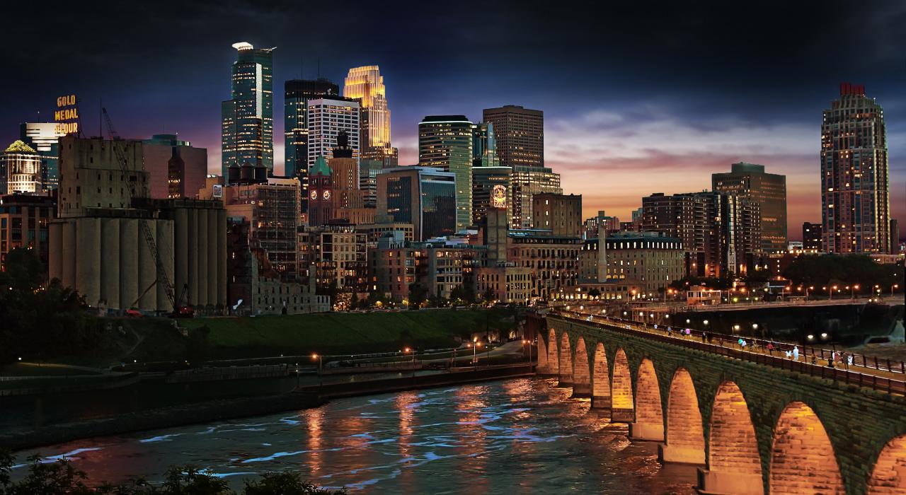 經由密西西比河上的石拱橋進入這座城市