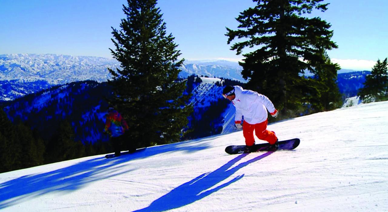在博伊西附近山區玩滑雪板