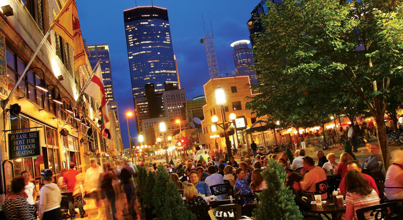 尼科萊特購物中心的購物與用餐區橫跨市中心 12 個街區