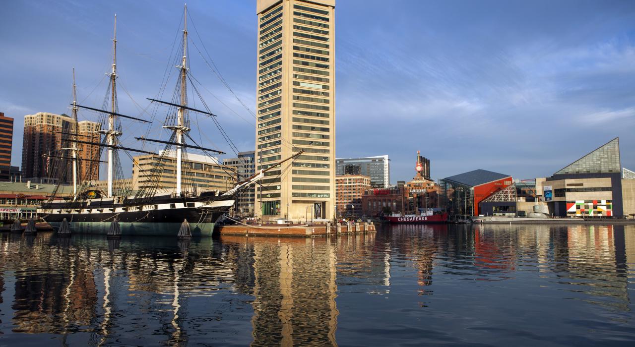 巴爾的摩內港的星座號戰艦、五角世貿中心及國家水族館