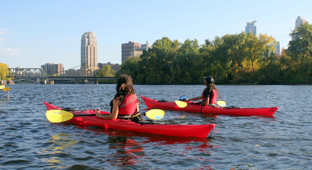 於市中心附近的瀑布上方划皮艇