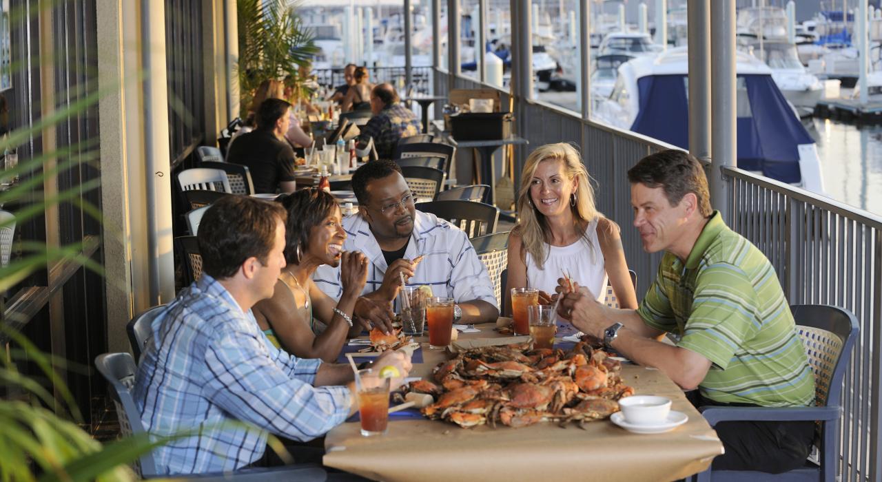 在巴爾的摩林立的海鮮餐廳享用螃蟹盛宴