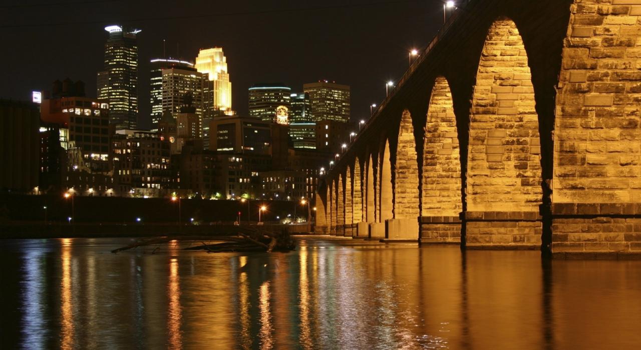 聖安東尼瀑布下方、橫跨市中心密西西比河的石拱橋