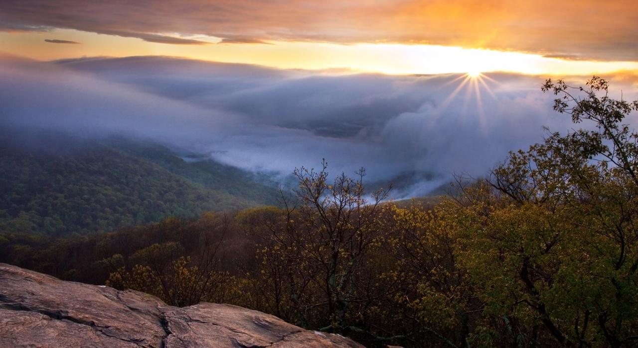 維吉尼亞州夏洛特維爾附近，藍嶺公路上的駝背岩