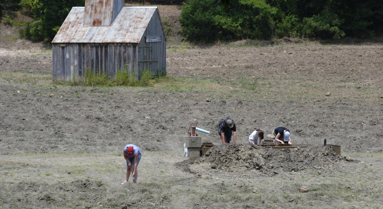 在阿肯色州默弗里斯伯勒的鑽石坑州立公園探索寶石