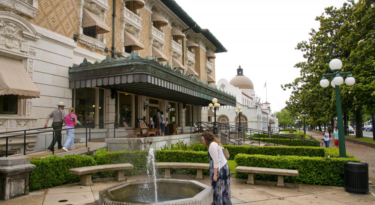 探索阿肯色州溫泉城中極具歷史意義的浴場