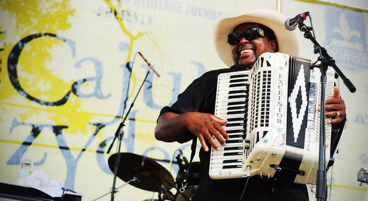 路易斯安那州紐奧良的凱金柴迪科音樂節 (Cajun Zydeco Festival)