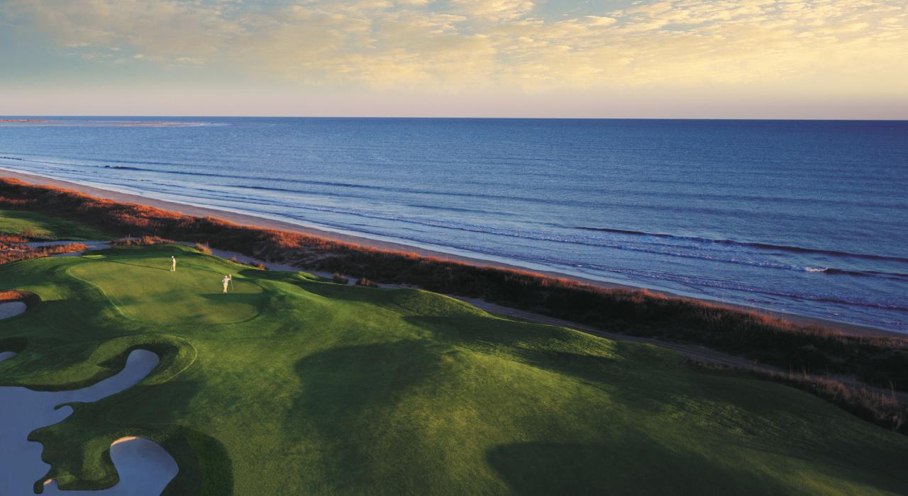 前往南卡羅萊納州的基窪島，在舉辦 2012 年 PGA 錦標賽的海洋球場來場高爾夫球