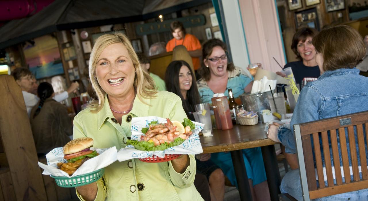 在阿拉巴馬州灣岸地區,到吉米·巴菲特的姐姐 Lucy 開設的露露餐廳,點一份天堂吉士漢堡 在阿拉巴馬州灣岸地區,到吉米·巴菲特的姐姐 Lucy 開設的露露餐廳,點一份天堂吉士漢堡