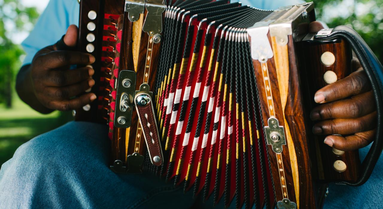在路易斯安那州拉法葉彈奏傳統的按鈕式手風琴