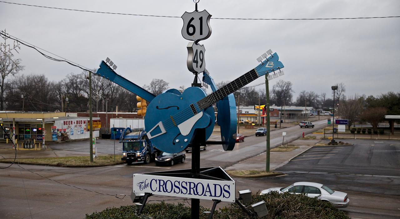  密西西比州克拉克斯代爾的一處交叉口，相傳羅伯·強生就是在此將靈魂賣給惡魔，換取演奏藍調吉他的技藝