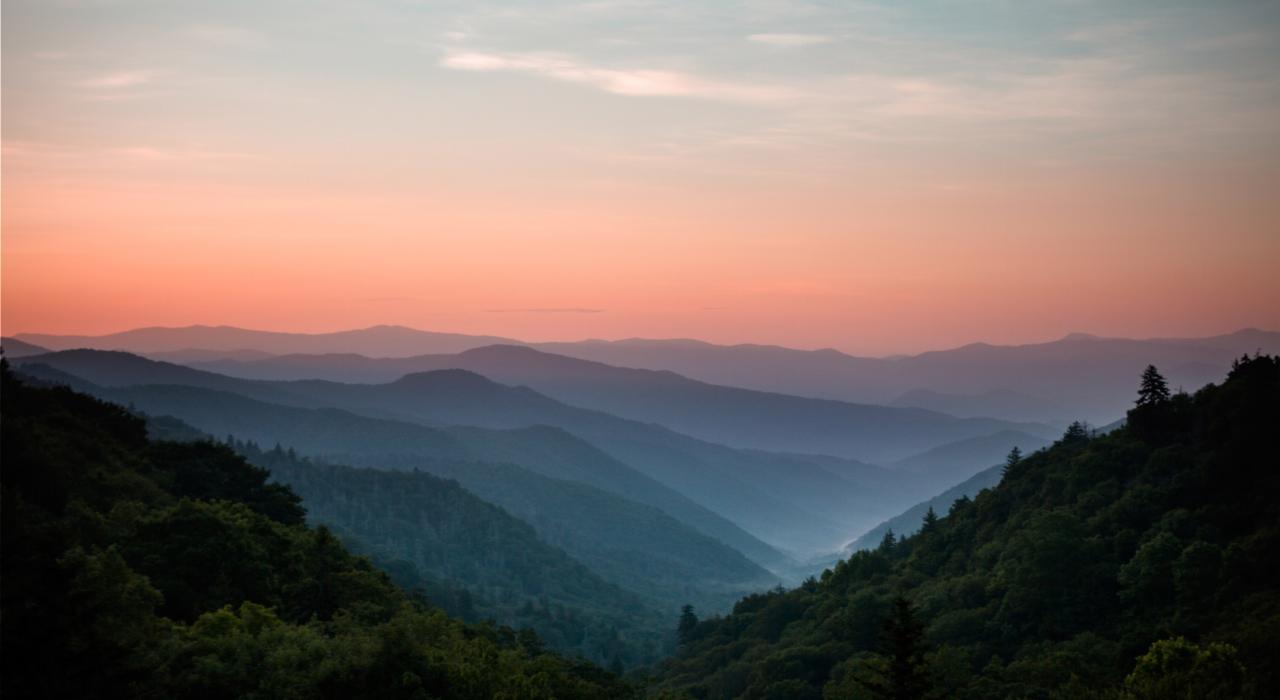 大煙山 (Great Smoky Mountain) 無與倫比的美景,田納西州的諾克斯維爾是山區出入口之一 大煙山 (Great Smoky Mountain) 無與倫比的美景,田納西州的諾克斯維爾是山區出入口之一