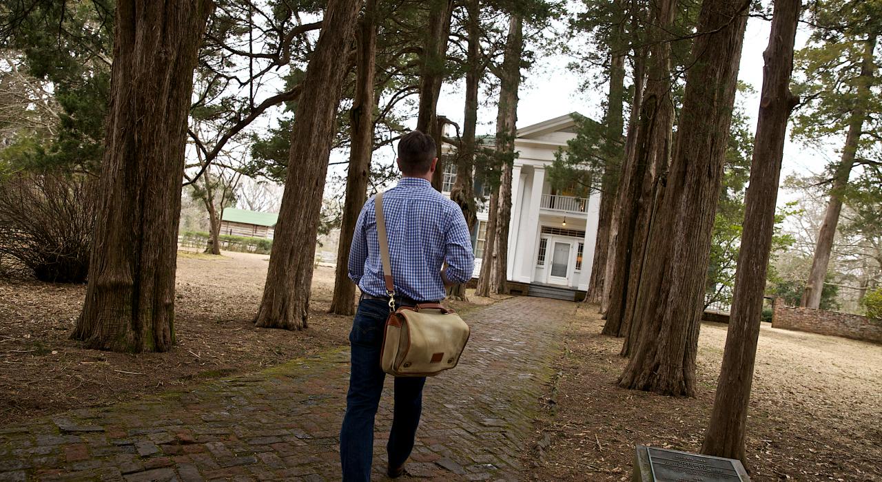 前往已故作家威廉·福克納的家鄉密西西比州牛津，漫步在通往故居「山楸橡樹」的步道上