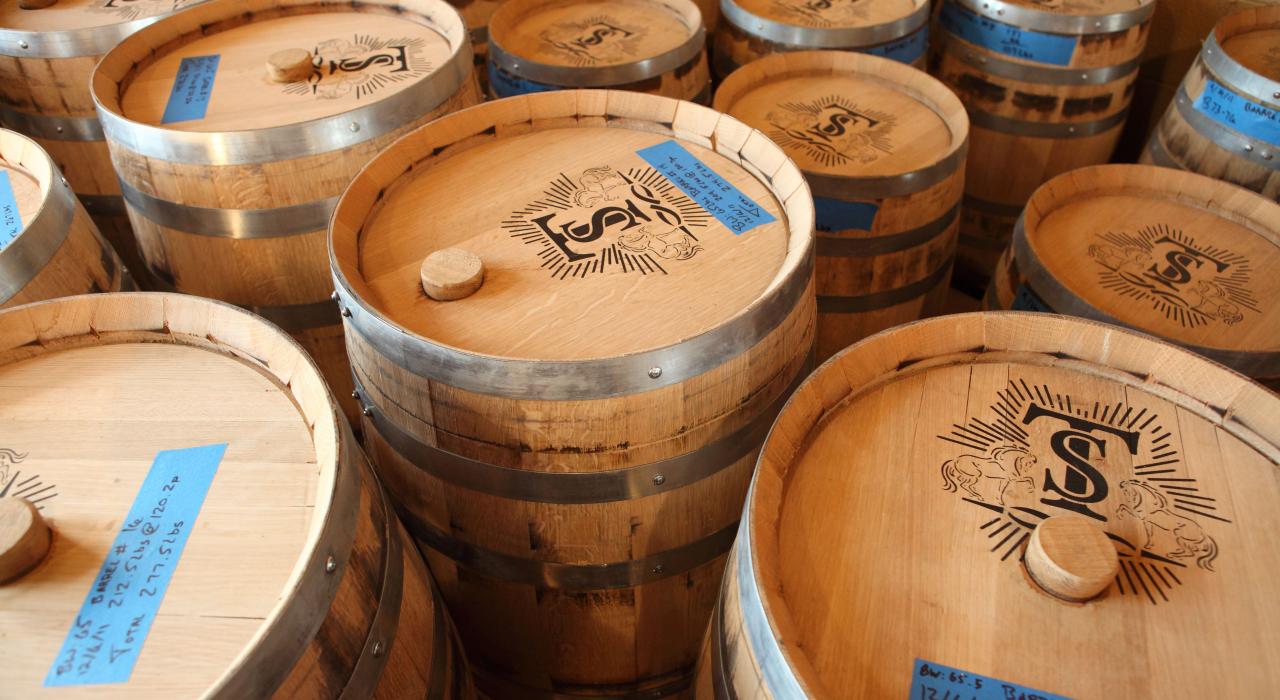 北卡羅萊納州阿什維爾,在阿什維爾蒸餾公司 (Asheville Distilling Co.) 等待裝瓶的酒桶,盛滿特洛伊蒸餾廠釀製的私釀酒,或稱「白色威士忌」 北卡羅萊納州阿什維爾,在阿什維爾蒸餾公司 (Asheville Distilling Co.) 等待裝瓶的酒桶,盛滿特洛伊蒸餾廠釀製的私釀酒,或稱「白色威士忌」