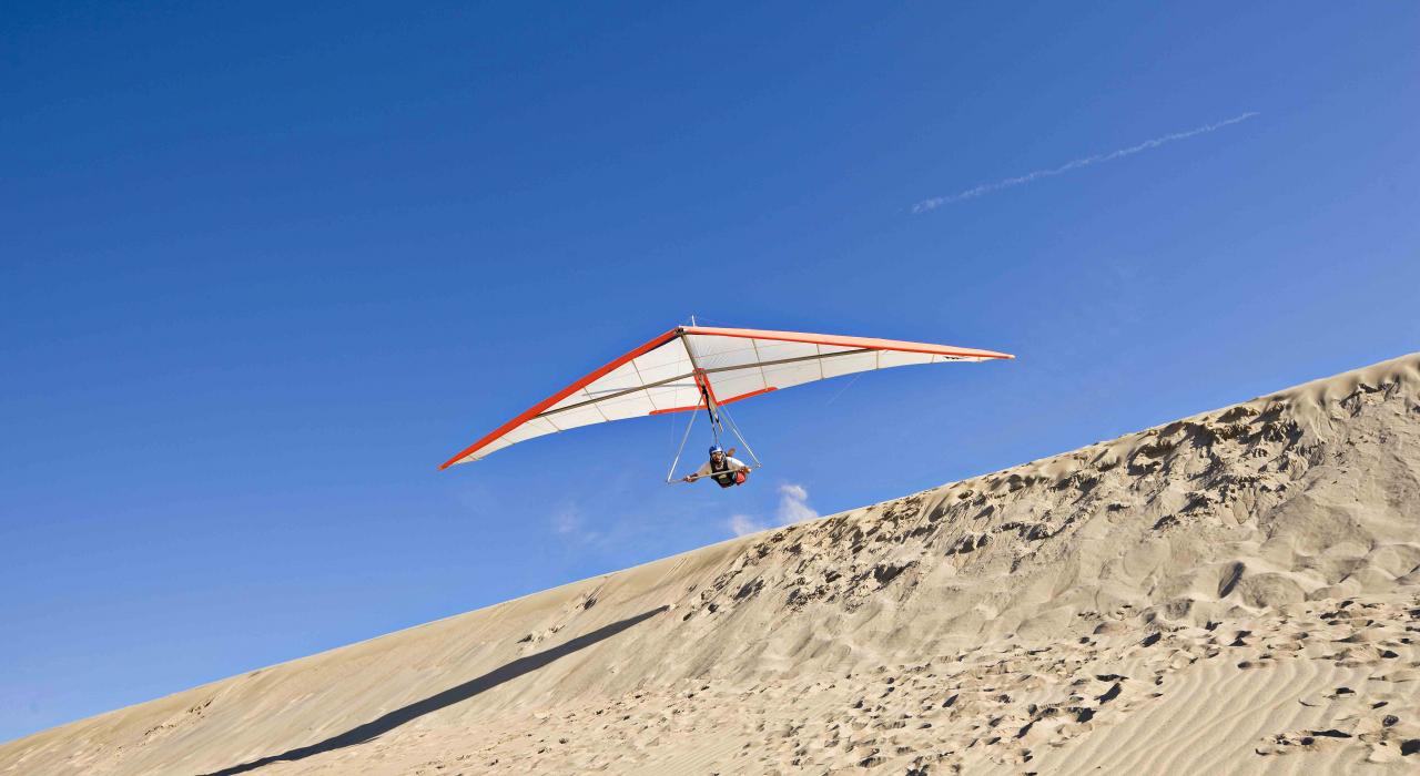 前往北卡羅萊納州的納格斯海德，從騎師嶺州立公園的 30 公尺沙丘體驗滑翔翼