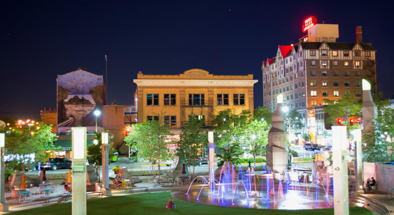 夜晚時活躍的主街廣場