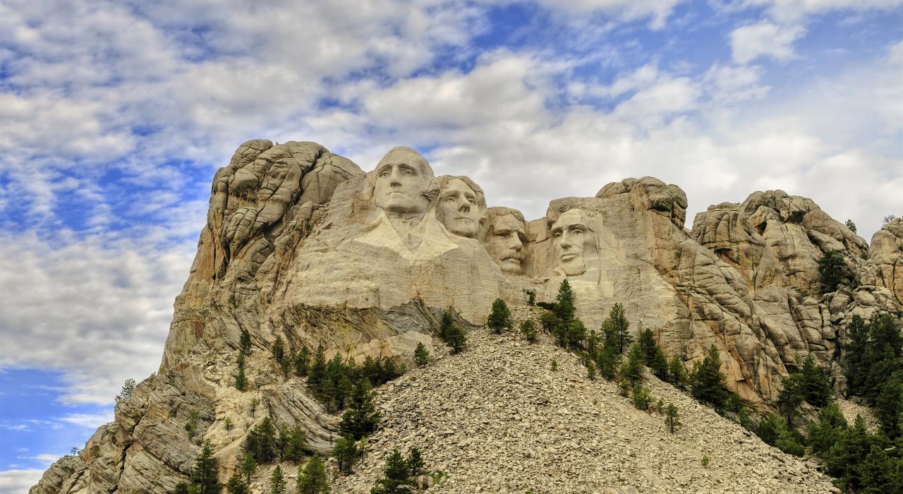 自花崗岩壁雕刻出四任美國總統頭像的拉什莫爾山