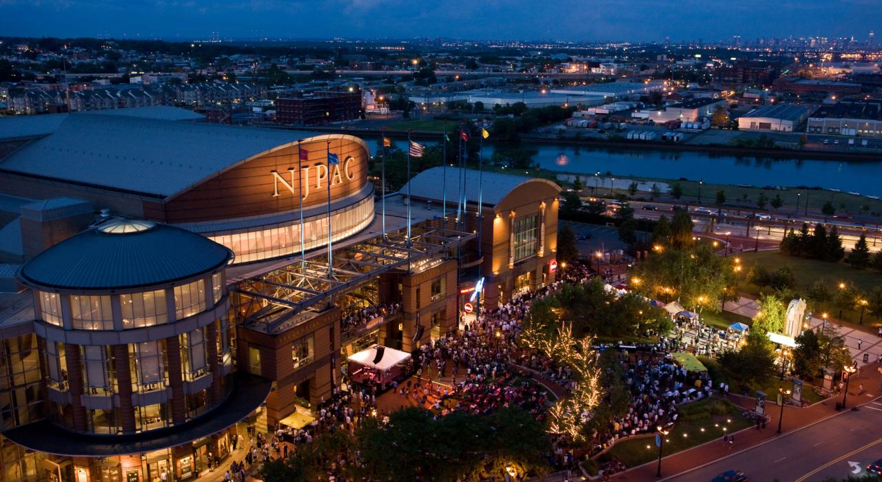 夜晚的紐澤西表演藝術中心