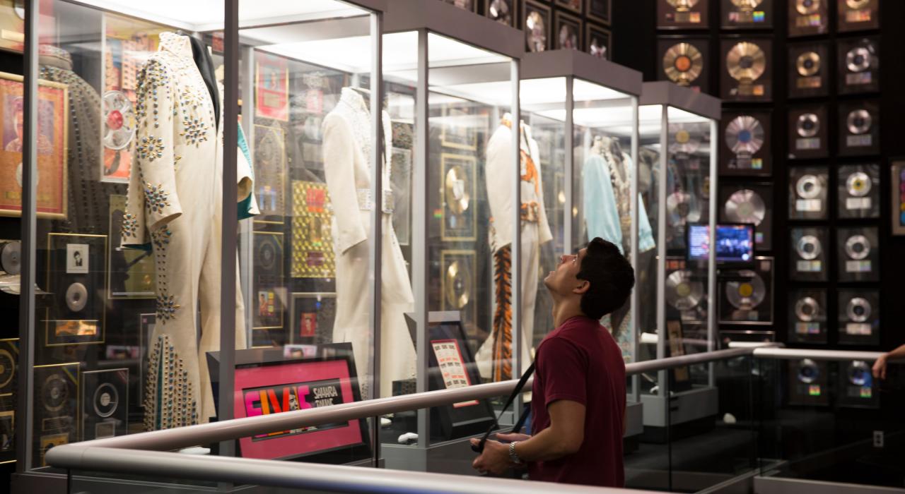 雅園中陳列的貓王服裝