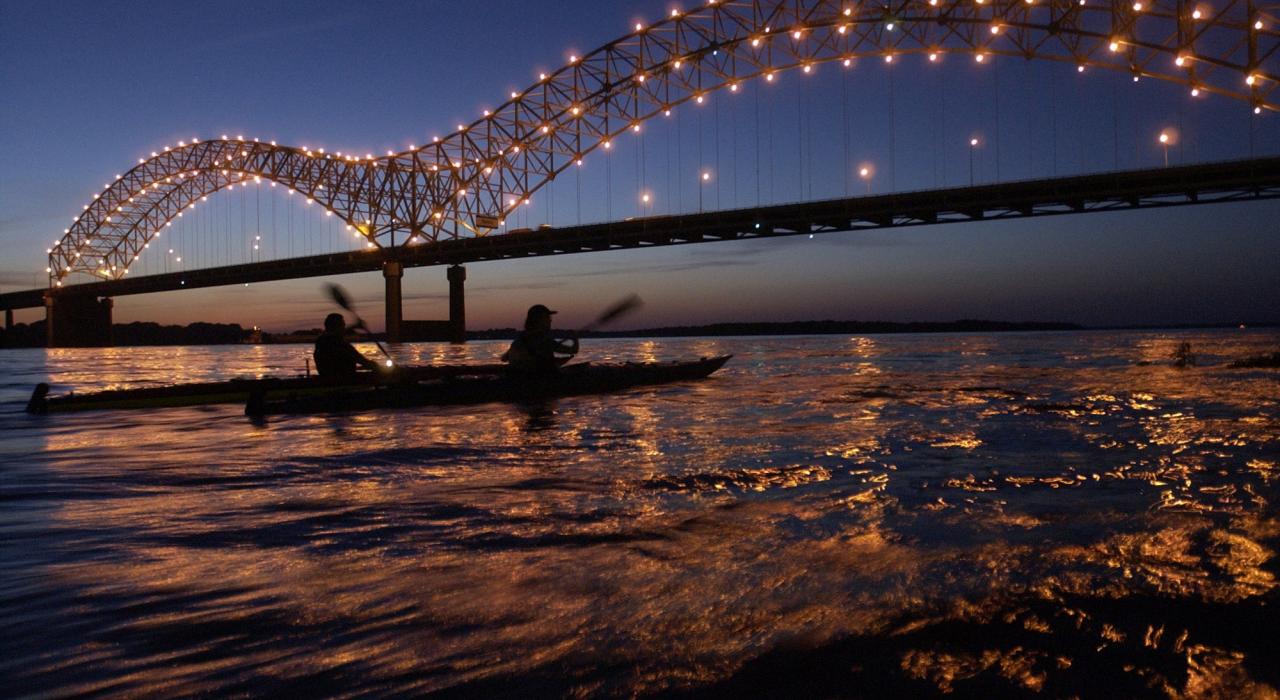 即將通過孟菲斯大橋下方的橡皮艇划船者