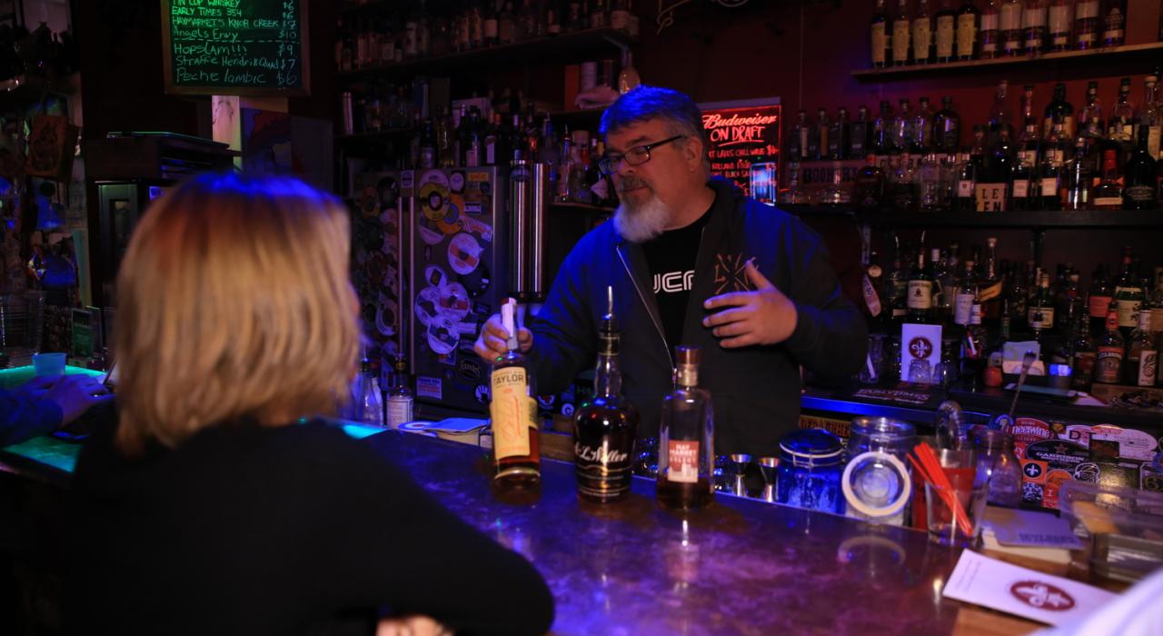 在路易斯維爾市乾草市場威士忌酒吧品嚐烈酒