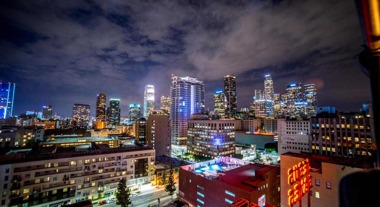 在艾斯飯店樓頂瞭望城市天際線