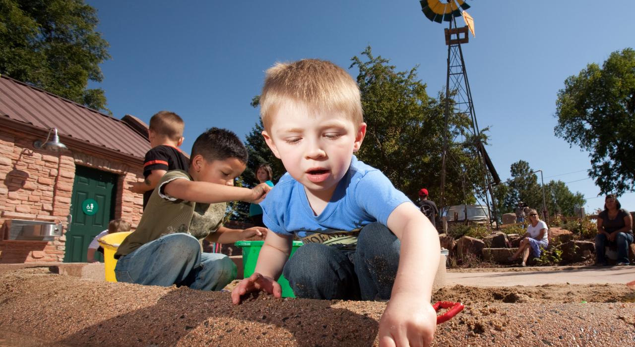 孩子們在夏延植物園的兒童村內快樂挖掘