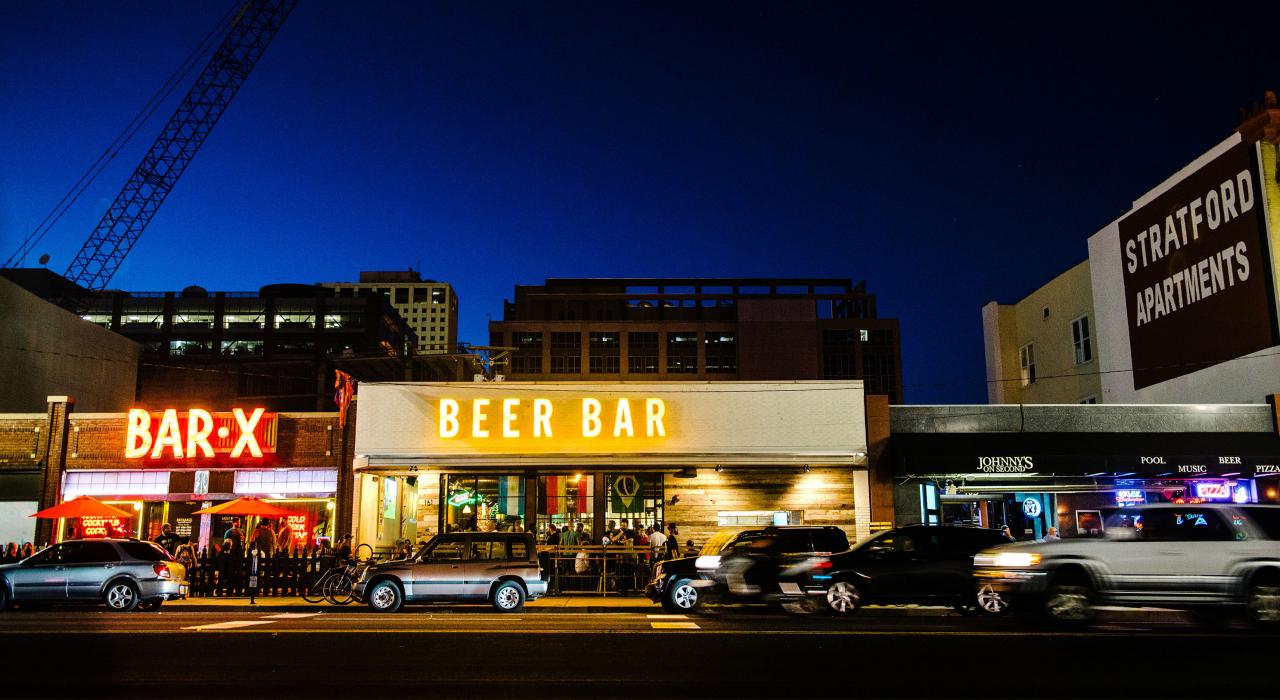 享受夜生活,到禁酒時代的 Bar-X 啜飲雞尾酒,以及相鄰的啤酒吧歡樂暢飲 享受夜生活,到禁酒時代的 Bar-X 啜飲雞尾酒,以及相鄰的啤酒吧歡樂暢飲