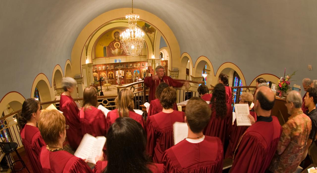 希臘東正教合唱團在聖三一大教堂的祭壇上方吟唱 希臘東正教合唱團在聖三一大教堂的祭壇上方吟唱