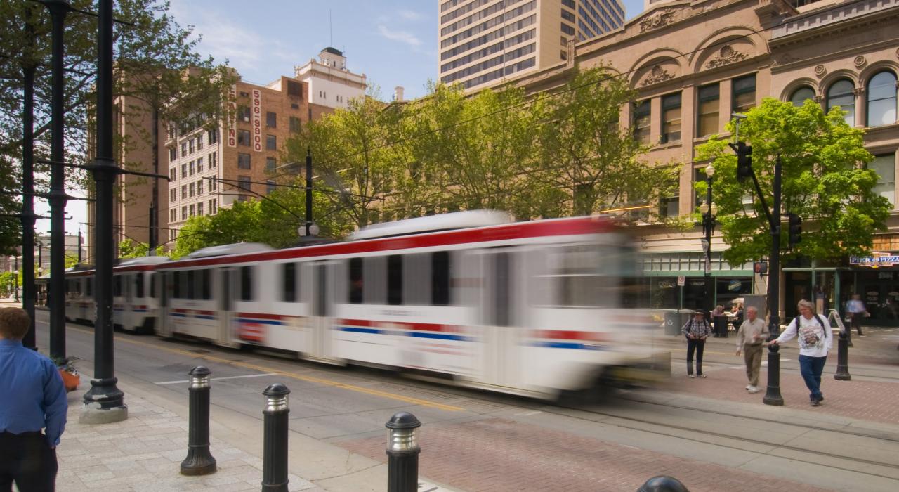穿越市區的輕軌電車 穿越市區的輕軌電車