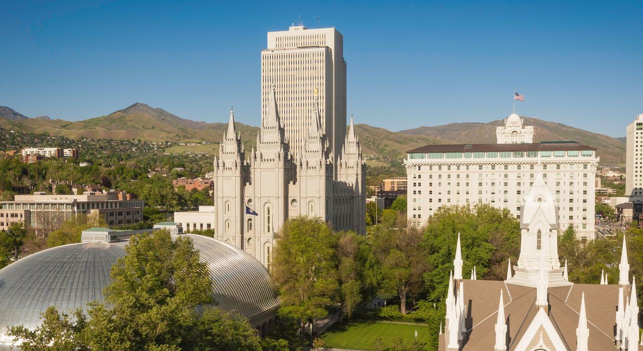 市中心的聖殿廣場,充滿迷人的花園、建築與歷史 市中心的聖殿廣場,充滿迷人的花園、建築與歷史