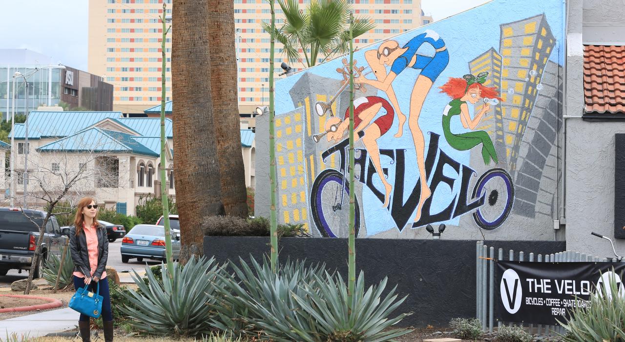 市中心自行車店外色彩豐富的壁畫