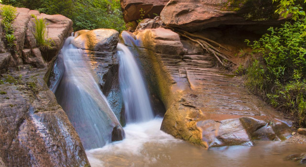 寧靜優美的瀑布景觀