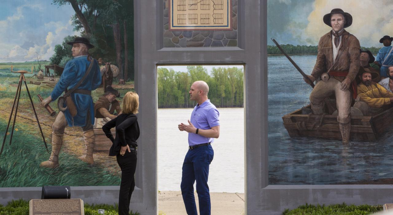 一邊俯瞰俄亥俄河，一邊觀賞帕迪尤卡市防波堤的壁畫