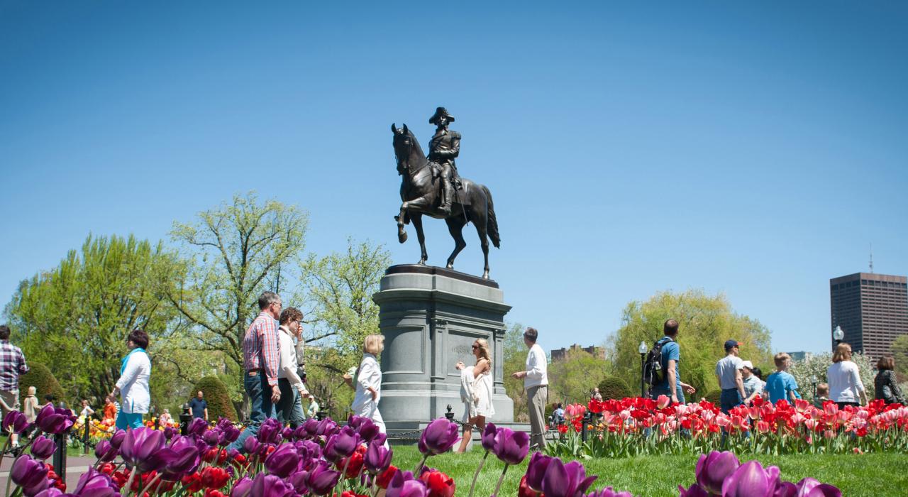 春日鬱金香簇擁波士頓公共花園裡的喬治‧華盛頓雕像