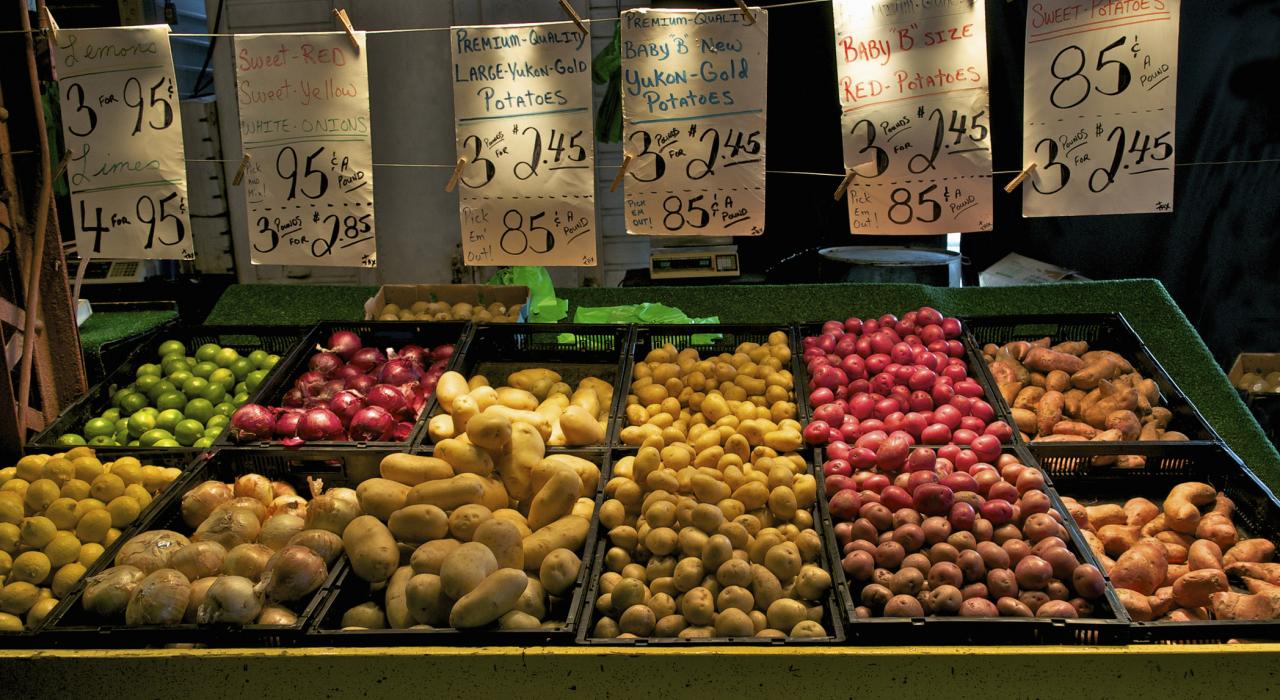 古老的蘇勒農夫市集陳列各式農產品