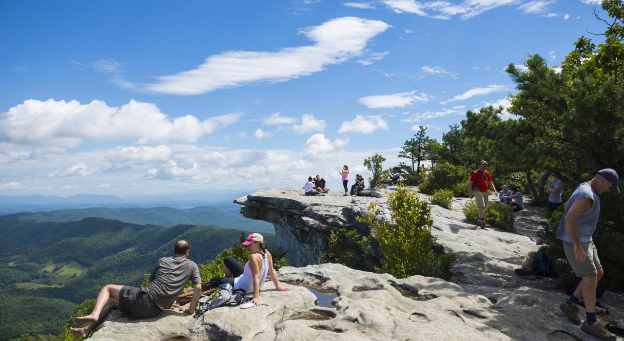 從維吉尼亞州羅阿諾克的邁克菲峰頂眺望美景